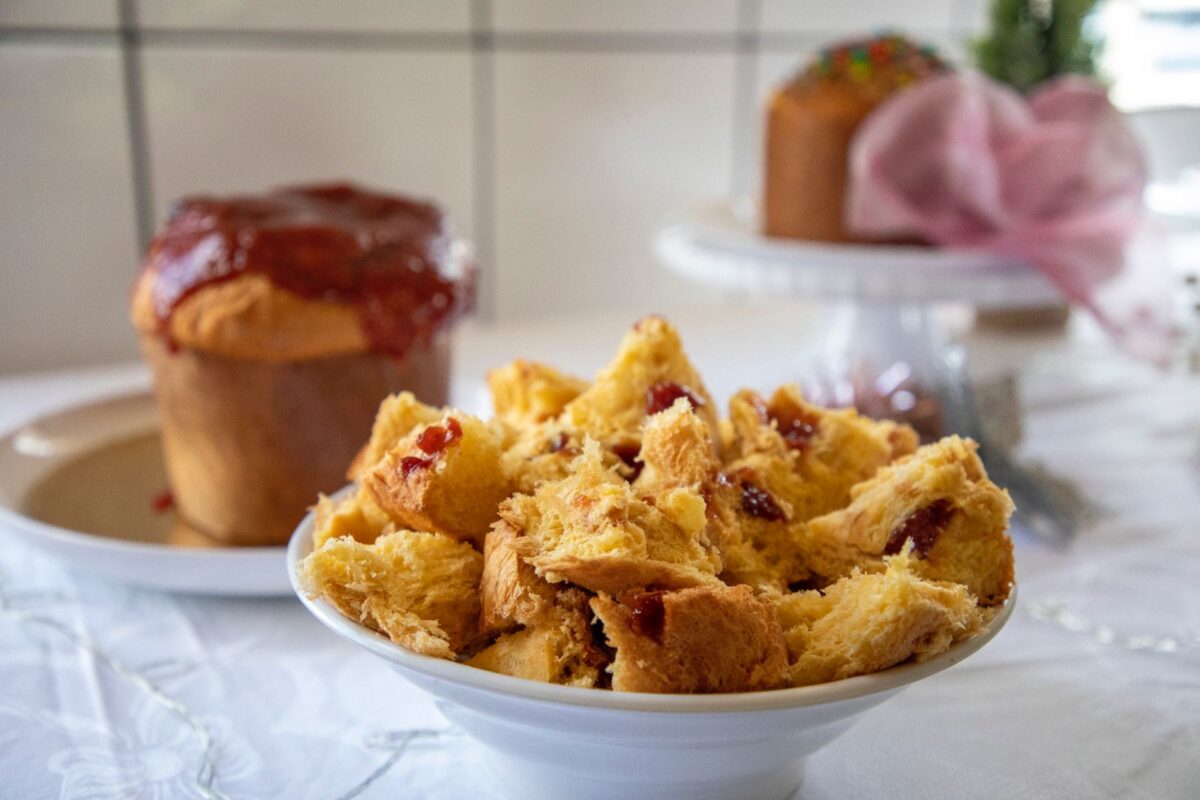 foto de panetone cortado em vasilha