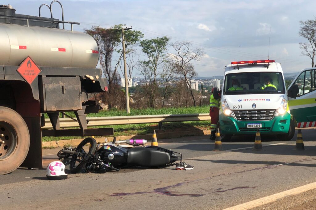 foto registrando o acidente na BR-153, com moto caída na estrada.