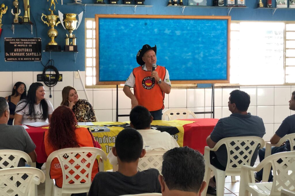 foto da assembleia realizada pela SITTRA que trata da greve em Anápolis