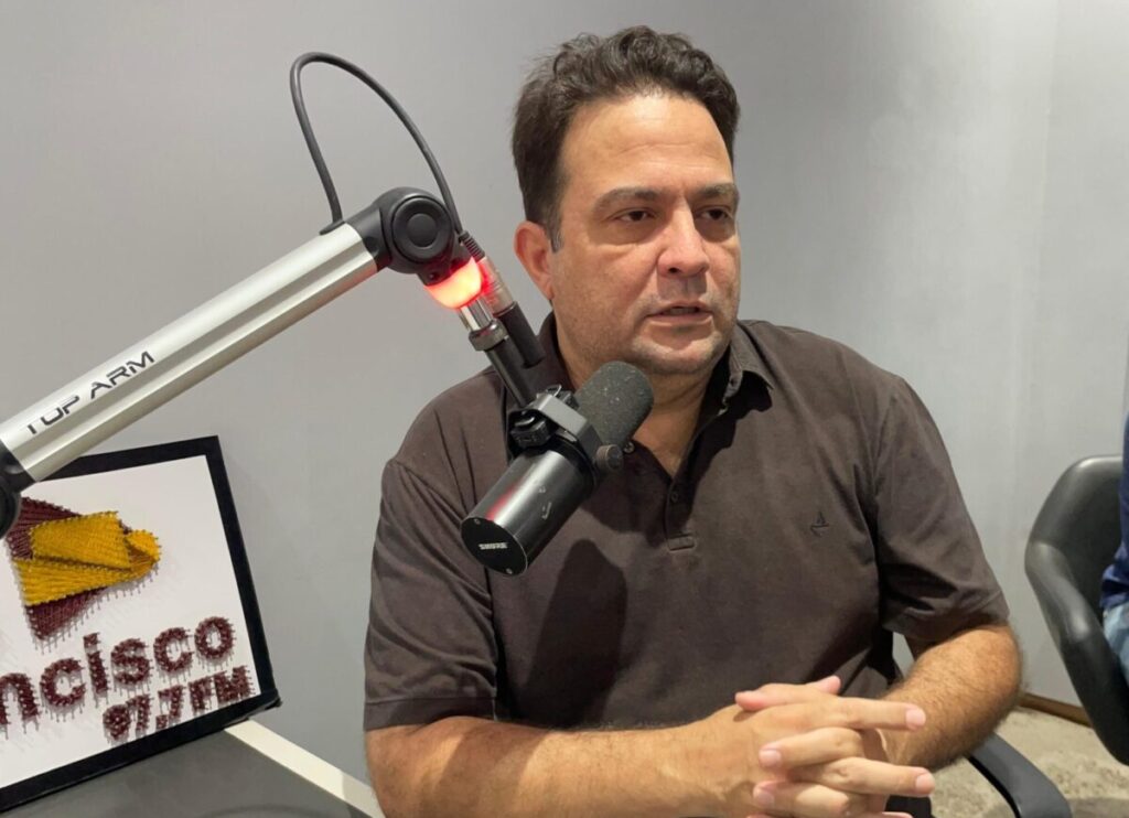 foto do prefeito roberto naves enquanto dá entrevista