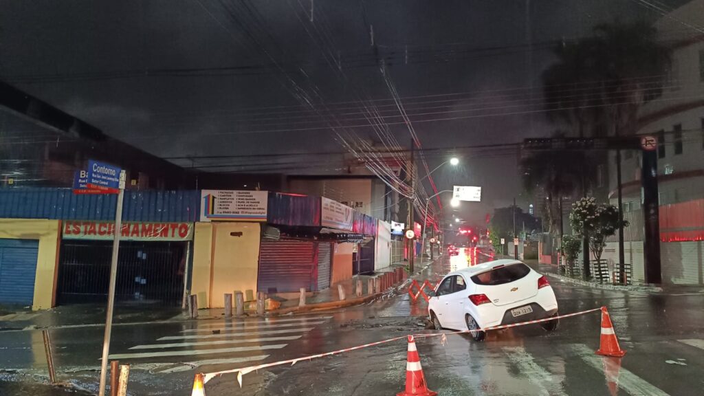 Carro de passeio caiu no buraco na noite de quinta-feira, 14 de novembro (Foto: Reprodução)