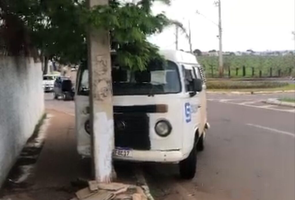 captura de tela mostra kombi acidentada na avenida Pedro Ludovico