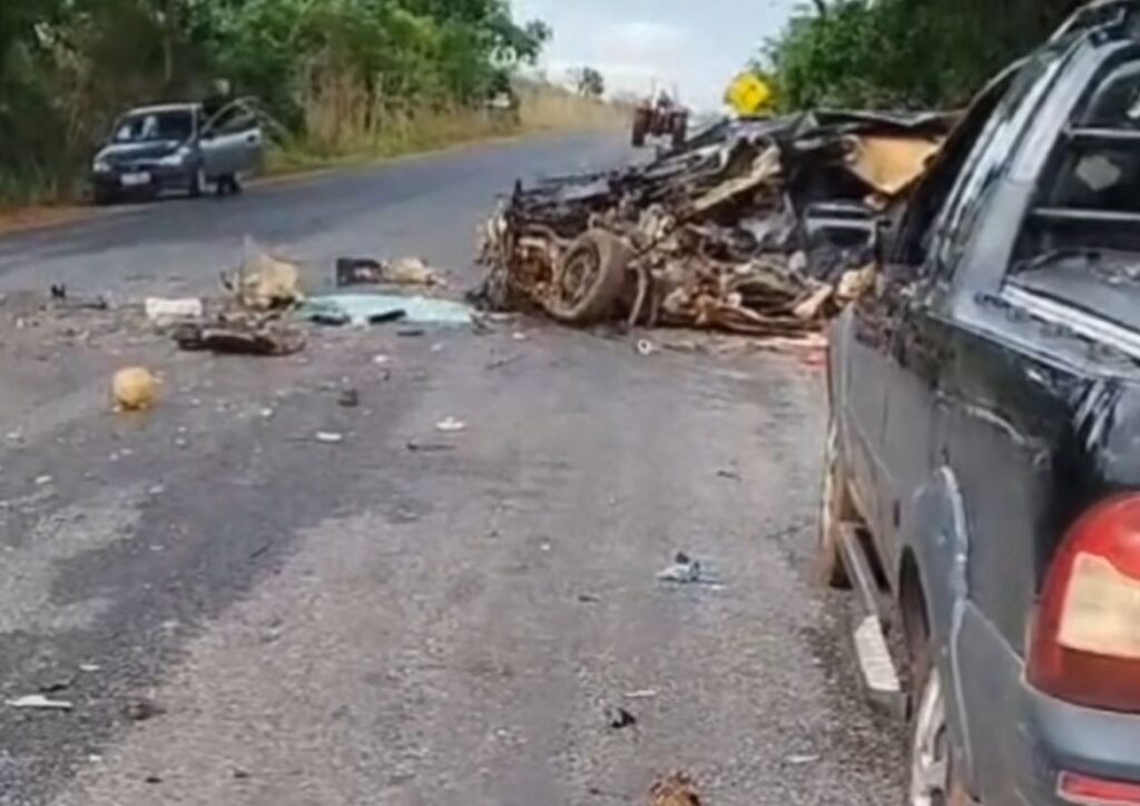 Carro da vítima ficou completamente destruído (Foto: Captura)