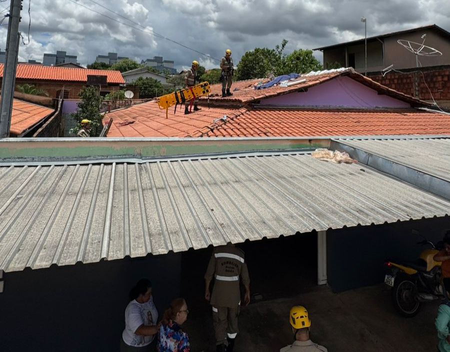 Bombeiros utilizaram técnicas de salvamento para retirar o corpo do telhado (Foto: Sargento Ericsson)