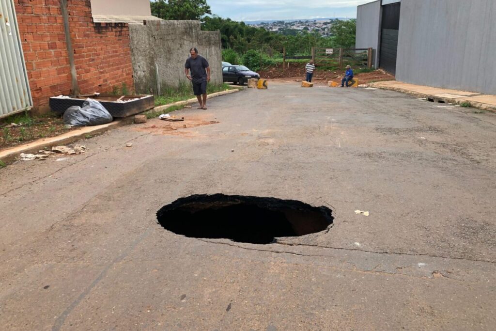 foto de buraco aberto na rua 44, em anápolis