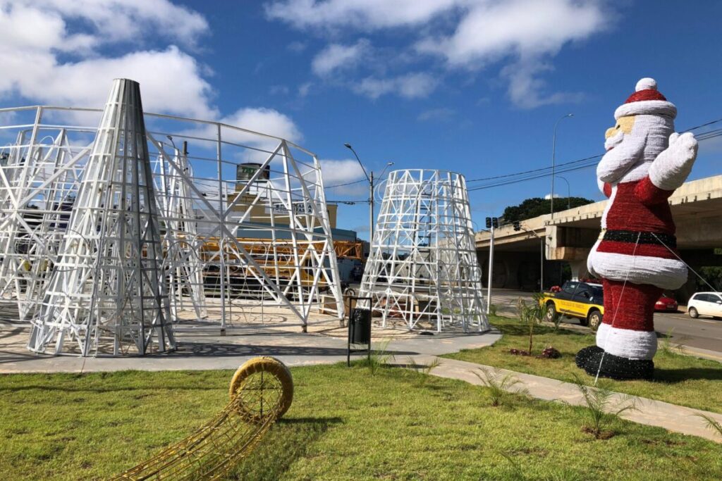 foto da montagem de coração natalina na Praça 31 de Julho, em Anápolis