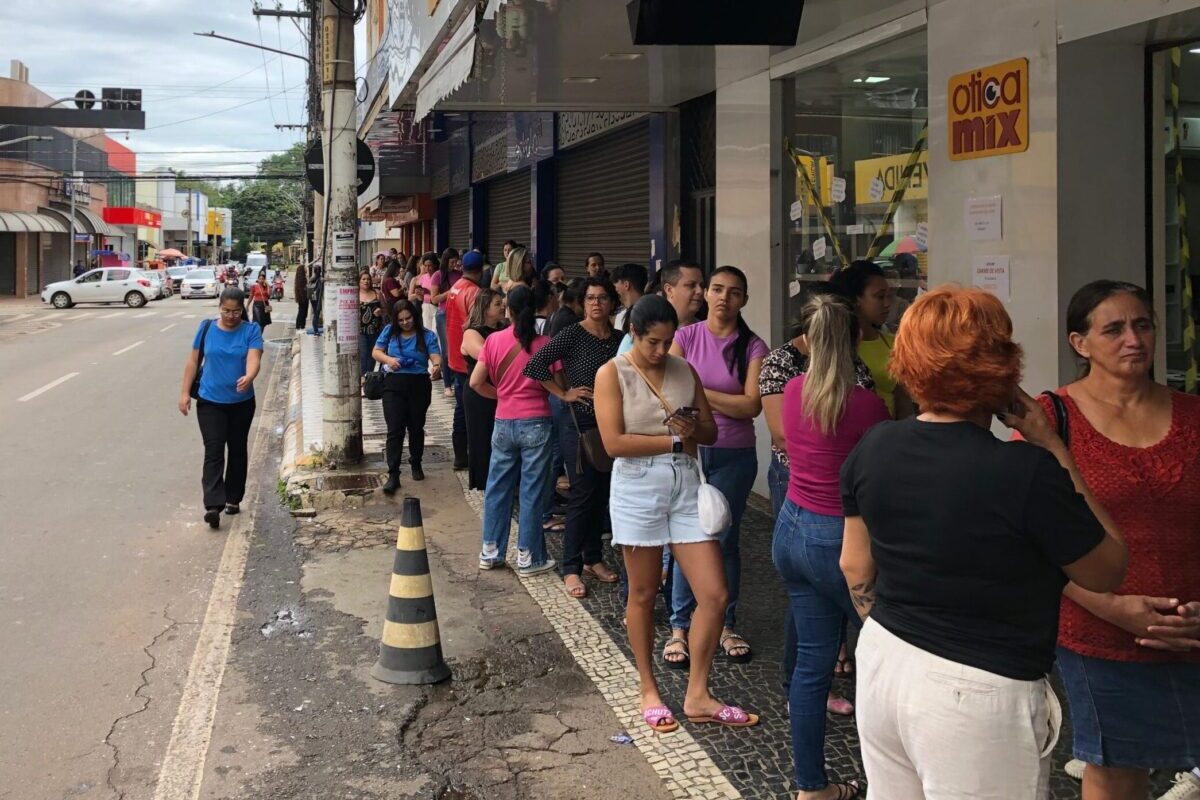 foto de fila na porta de loja de Anápolis no dia da Black Friday