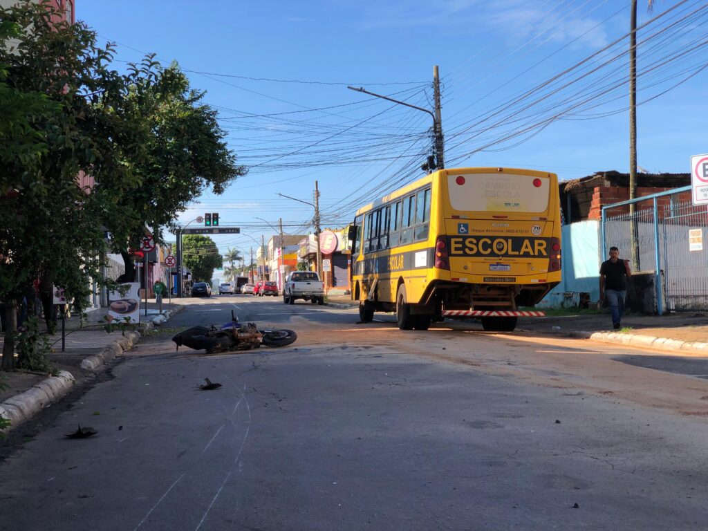 Acidente causou derramamento de óleo diesel na Rua 14 de Julho (Foto: Victor Santos/São Francisco News)