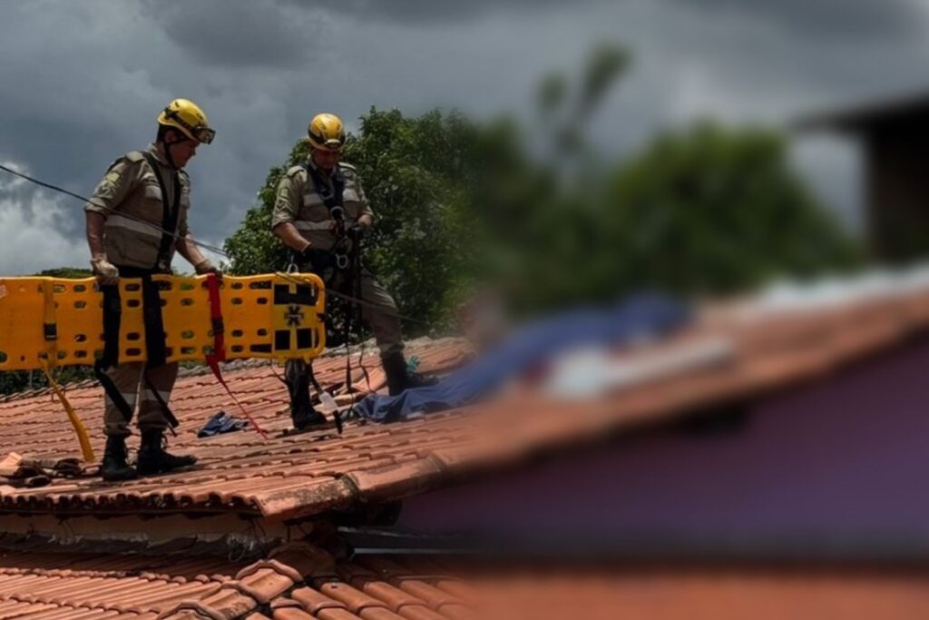 Corpo de Bombeiros realizou o resgate do corpo no telhado do local que a vítima morava (Foto: Sargento Ericsson)