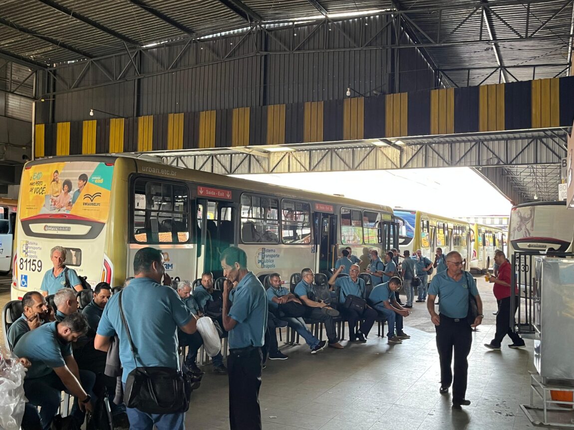 Paralisação de trabalhadores do sistema de transporte coletivo no mês de fevereiro em Anápolis (Foto: Jonathan Cavalcante/São Francisco News)