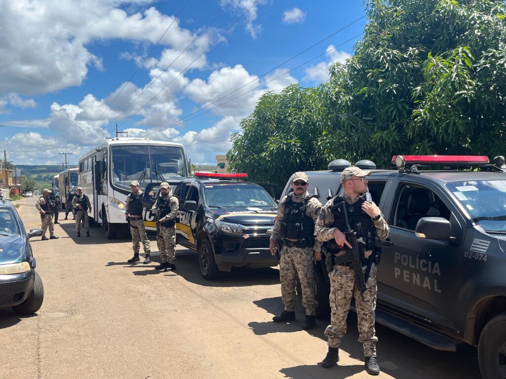 Após mais de 5 horas, a operação de transferência dos presos foi concluída (Foto: Jonathan Cavalcante)