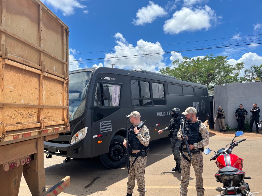 Policiais penais escoltaram os ônibus que transferiram os presos (Foto: Jonathan Cavalcante)