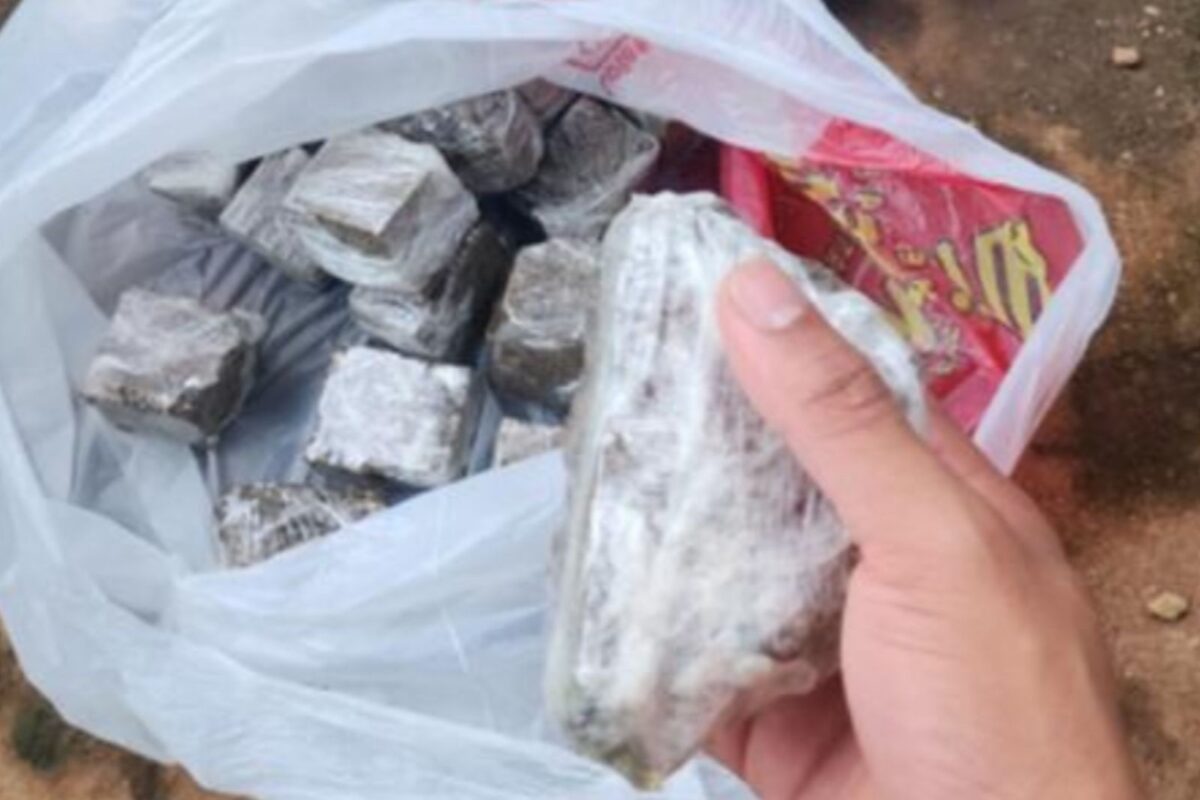 Suspeito descartou sacola com 20 porções de maconha embaladas (Foto: Reprodução/PM)