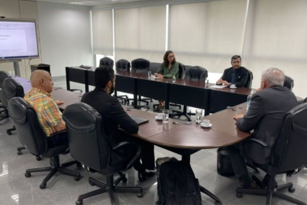 foto da reunião entre Urban e Sittra no TRT-18, em Goiânia.