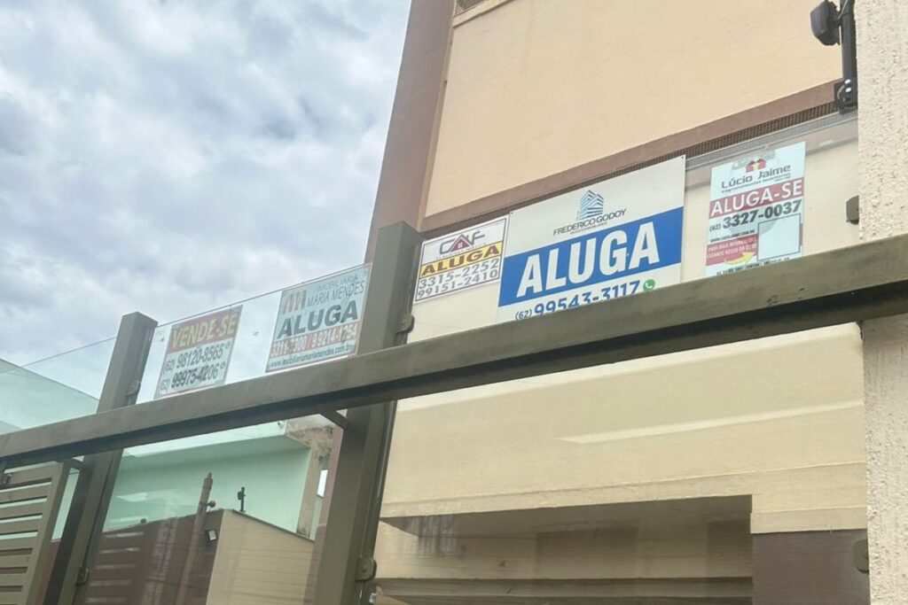 placas de aluguel em prédio residencial em Anápolis