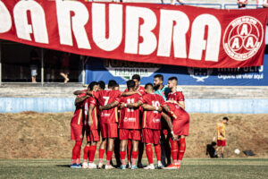 foto de time da anapolina abraçado antes de partida pela divisão de acesso