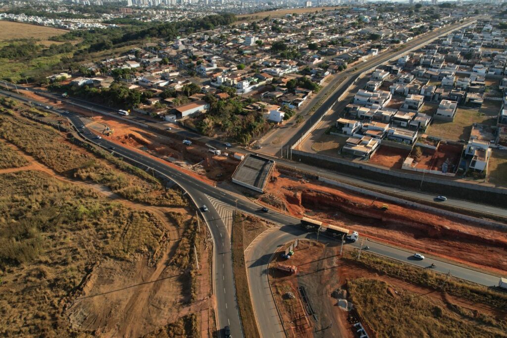 foto aérea da obra no viaduto do recanto do sol