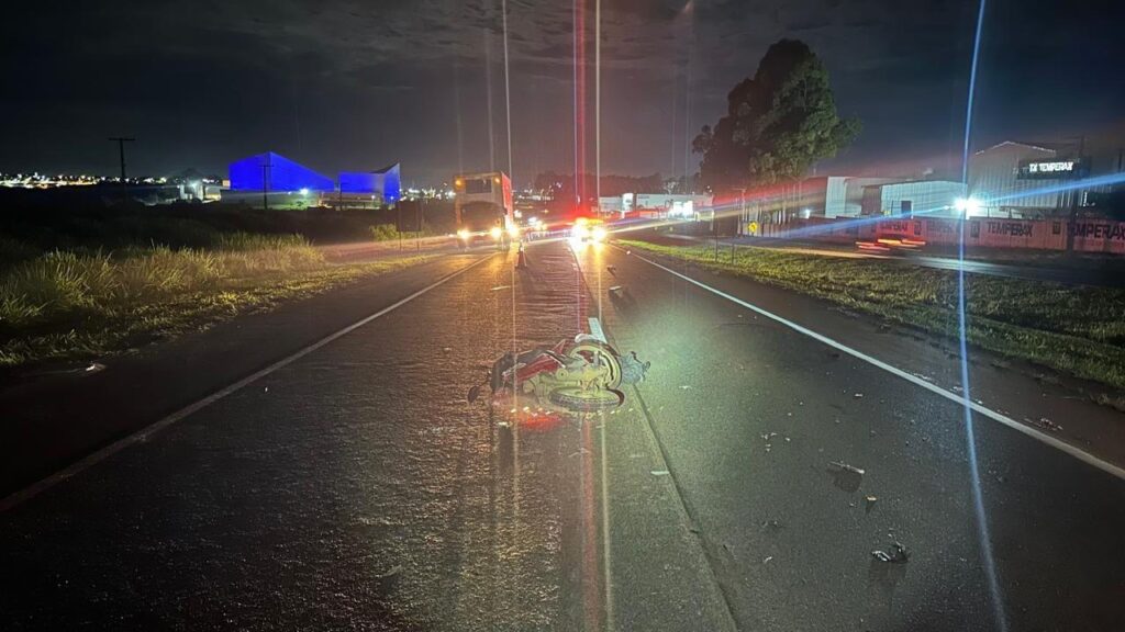 Motocicleta da vítima ficou destruída após o acidente (Foto: PRF)