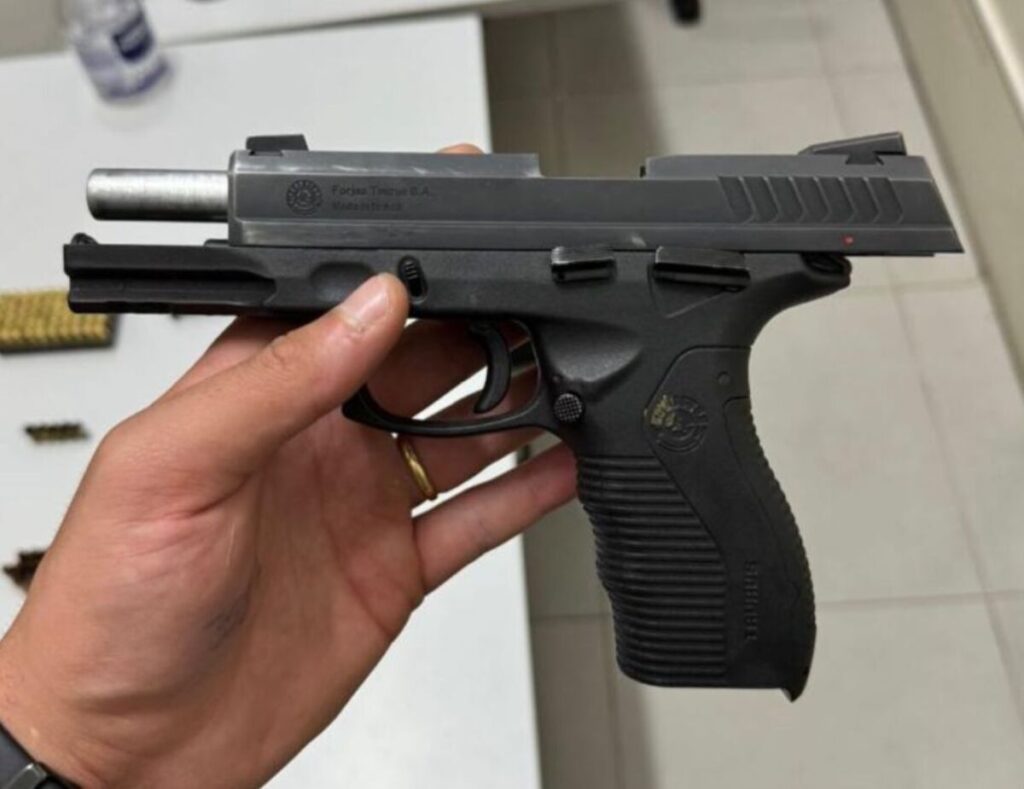 PM apreendeu a pistola calibre .380 utilizada nas ameaças (Foto: Divulgação/PM)