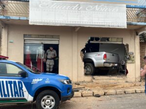 Caminhonete destruiu interior da loja de roupas de festa (Foto: Jonathan Cavalcante/São Francisco FM)