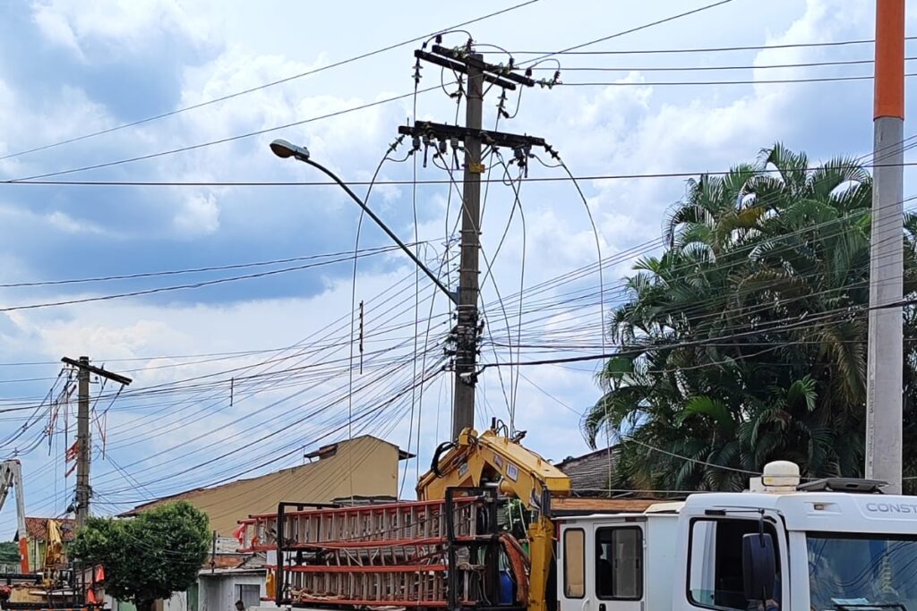 foto de poste de energia elétrica