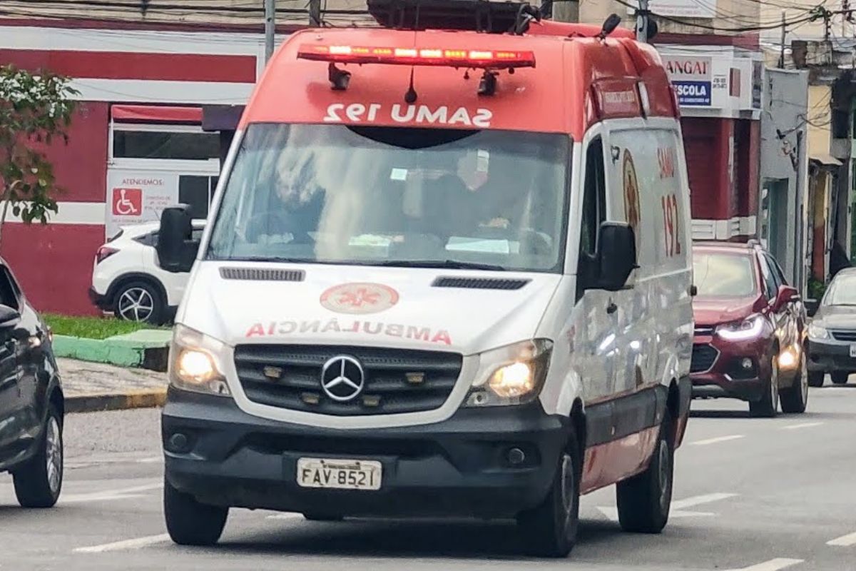 foto de ambulância em trânsito