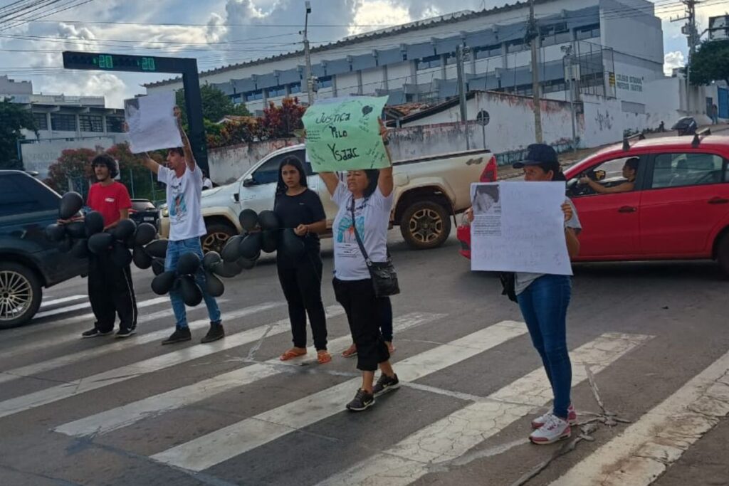 foto de familiares protestando contra homicídio ocorrido em Anápolis