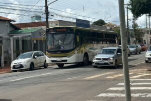 foto de ônibus da urban em trânsito por anápolis