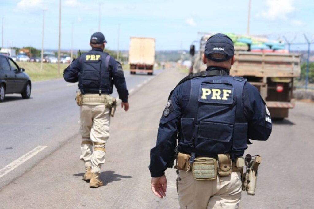 foto de agentes da PRF em atuação parando veículo de grande porte