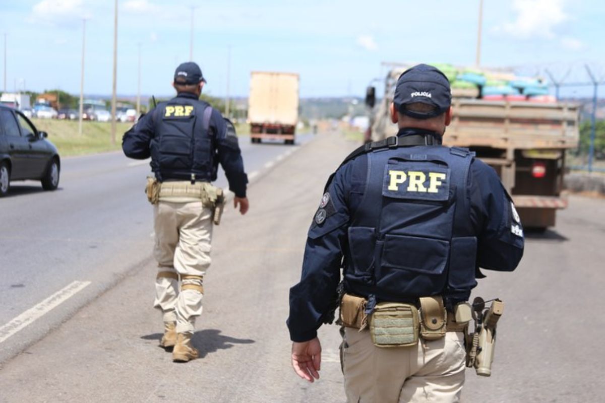 foto de agentes da PRF em atuação parando veículo de grande porte