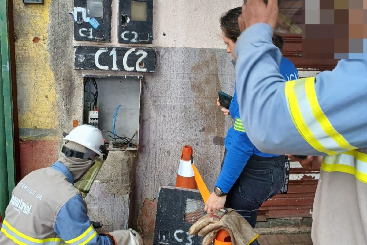 foto mostra técnicos da equatorial e policiais verificando furto de energia elétrica em Anápolis