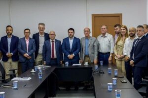 foto do prefeito márcio corrêa ao lado do ministro olavo noleto e outros representantes públicos