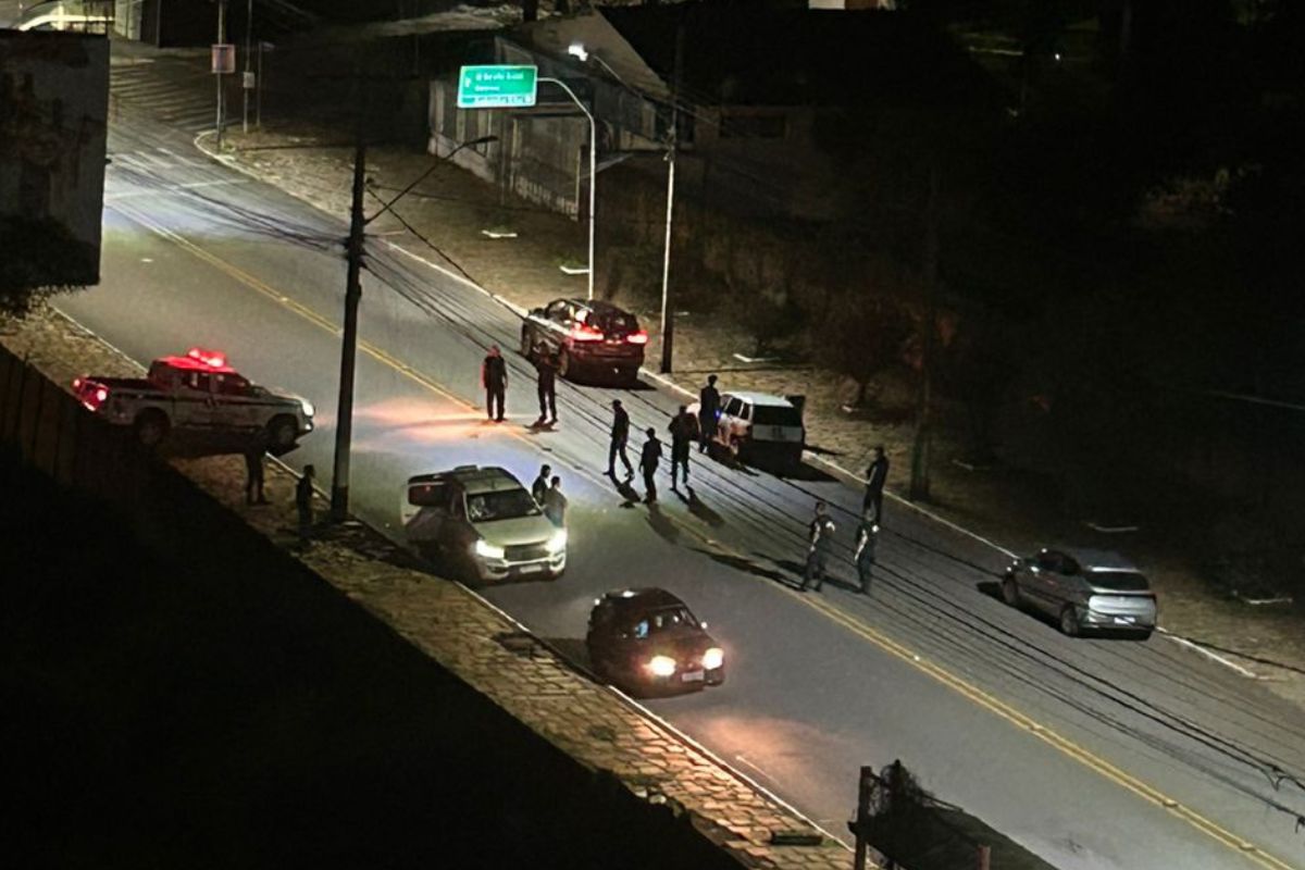 foto de abordagem da polícia civil em rua de Anápolis