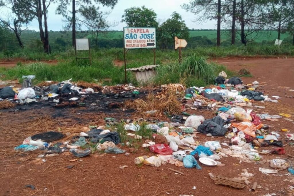 foto de lixão clandestino tirada por morador do Jardim Peixoto, em Anápolis