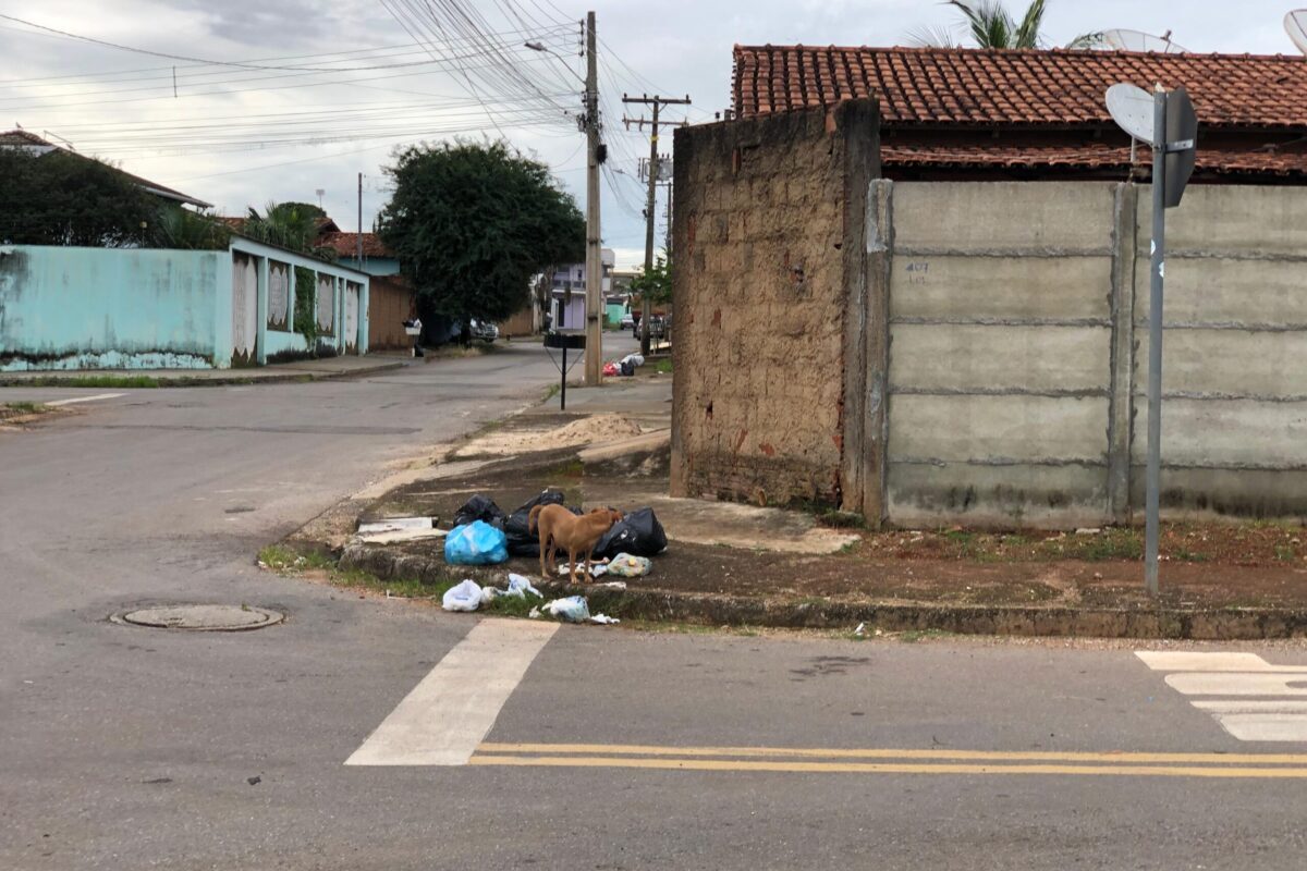 foto de lixo acumulado em calçada de Anápolis