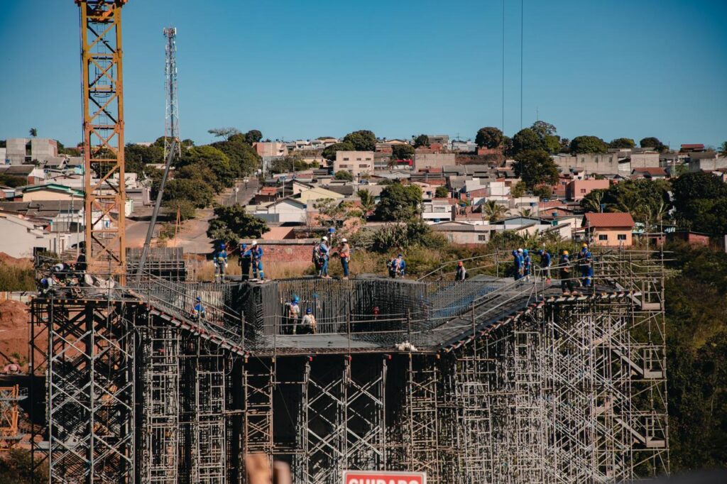 foto da obra da ponte estaiada, uma das obras em análise em anápolis