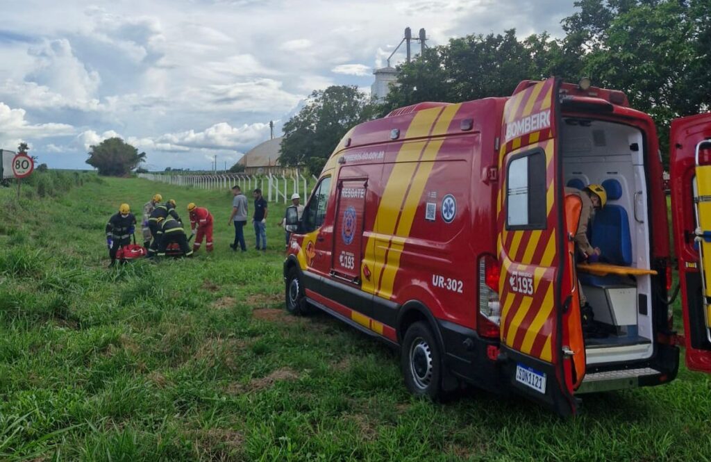 Profissionais do Bombeiros encaminharam as vítimas para o HEANA (Foto: Divulgação/Bombeiroos)