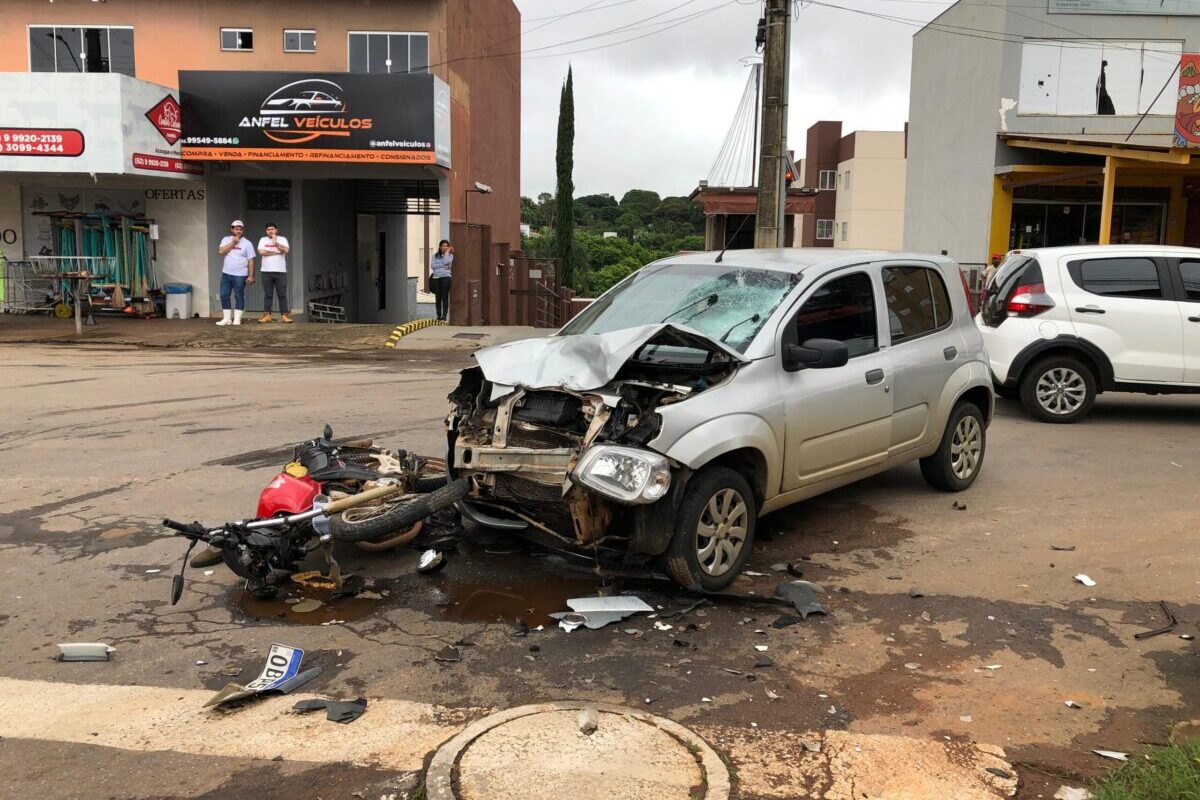 foto de acidente envolvendo Uno e moto, no Bairro Jundiaí, em Anápolis