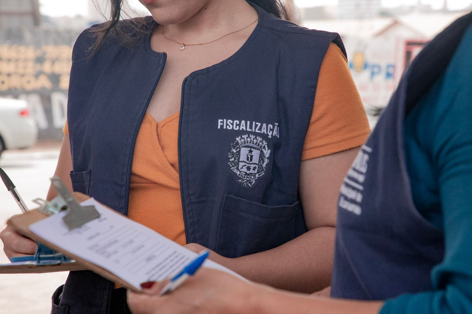 foto de funcionária do procon anápolis para ilustrar reajuste nas multas