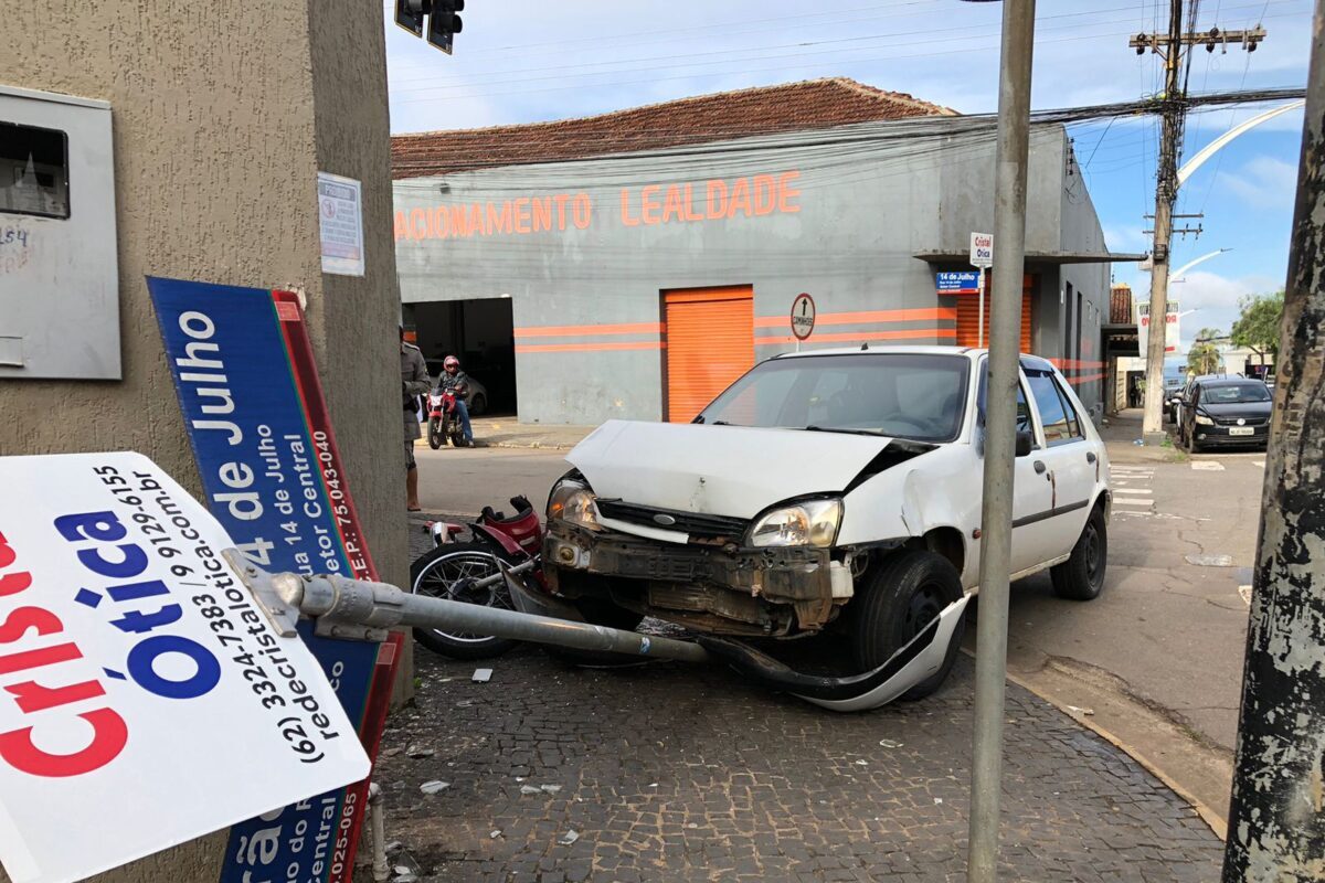 foto de carro batido em via do Centro de Anápolis