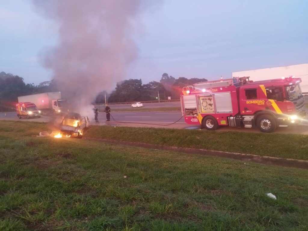 Acidente ocorreu na saída para Brasília (Foto: Divulgação/Bombeiros)