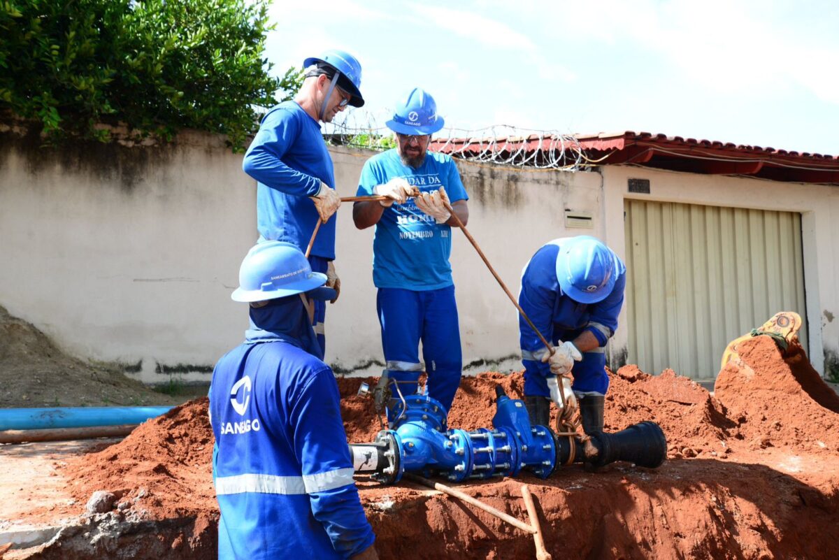 foto de funcionários da saneago realizando manutenção no abastecimento da água em anápolis