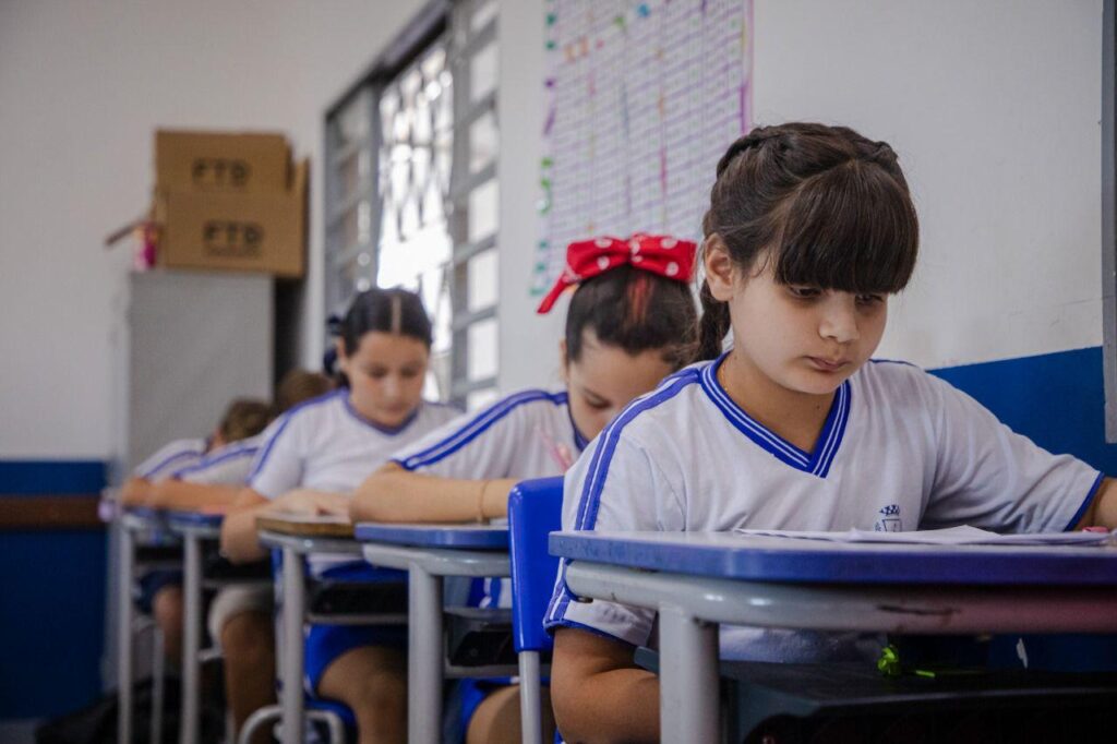 estudantes da rede municipal de ensino de Anápolis sentados e estudando