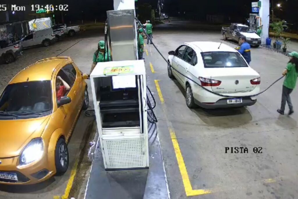 Flagrado por câmeras, o motorista Ford Ka fugiu do posto com o tanque cheio em Anápolis (Foto: Captura)