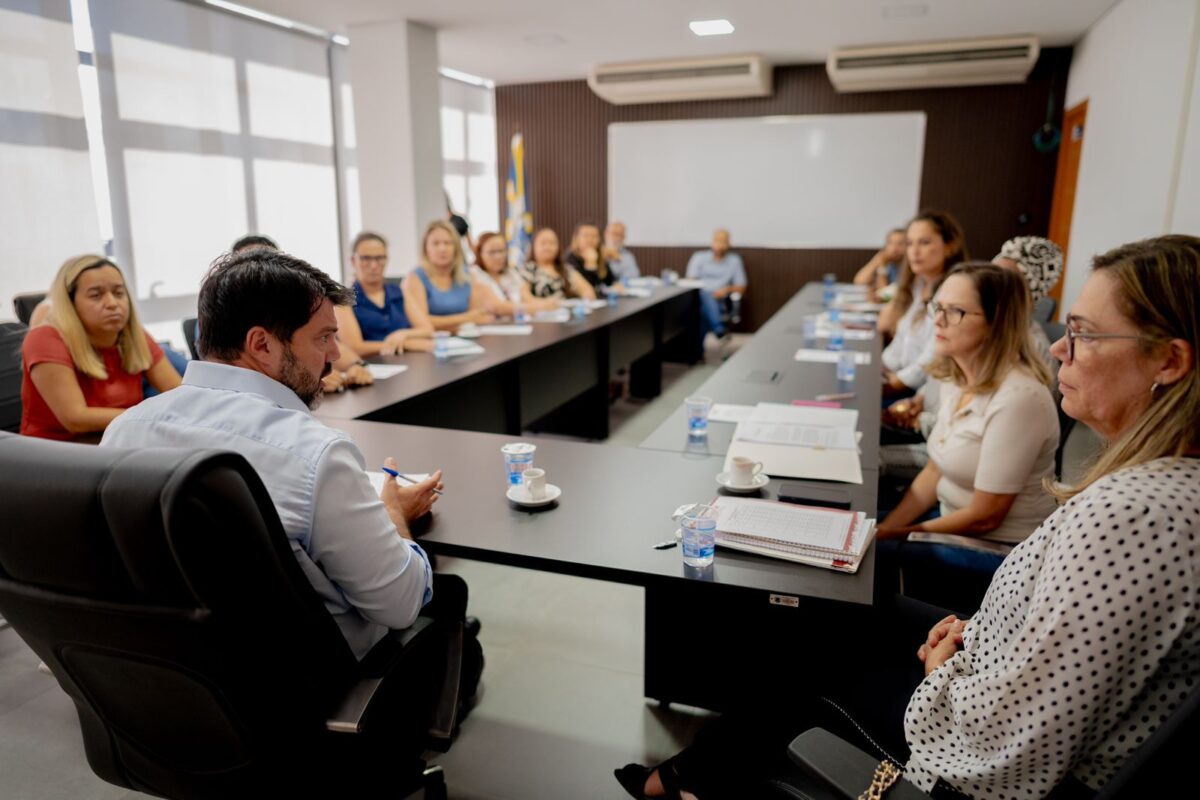 foto de reunião entre a prefeitura de anápolis e professores com foco no reajuste salarial