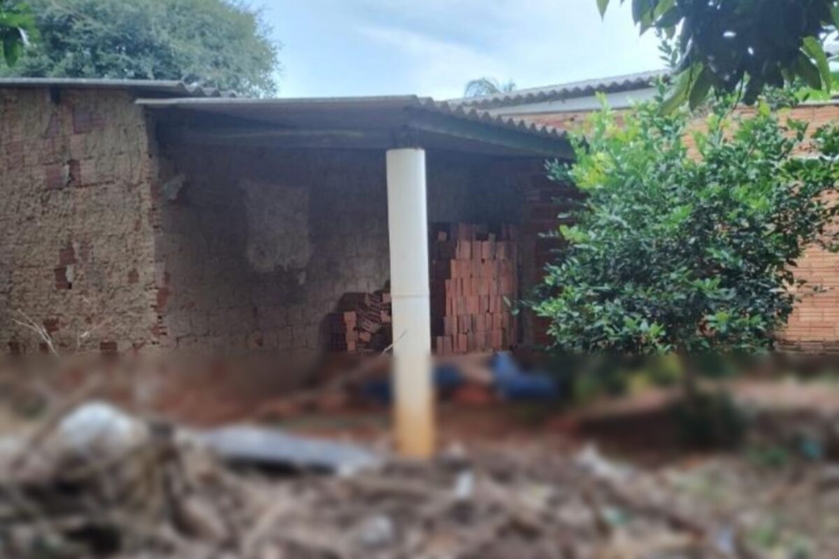 Corpo foi encontrado próximo a uma pilha de tijolos no Setor Residencial Jandaia (Foto: Reprodução/PM)