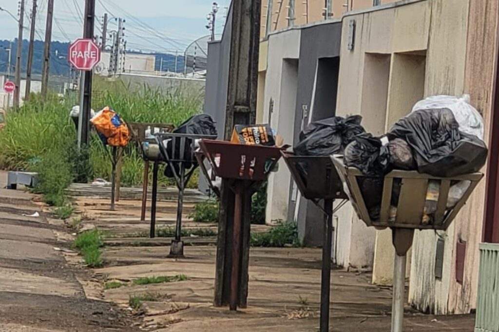 Lixeiras cheias mostram o cenário em Anápolis com os atrasos na coleta de lixo (Foto: Edilson dos Santos)