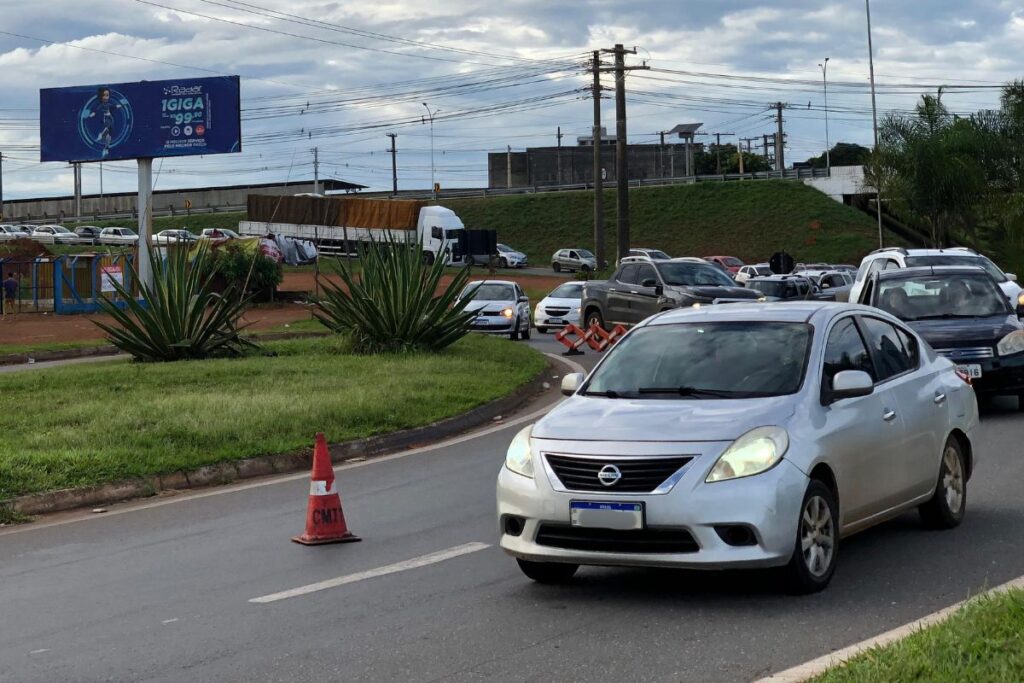 foto do trânsito no trevo do recanto do sol