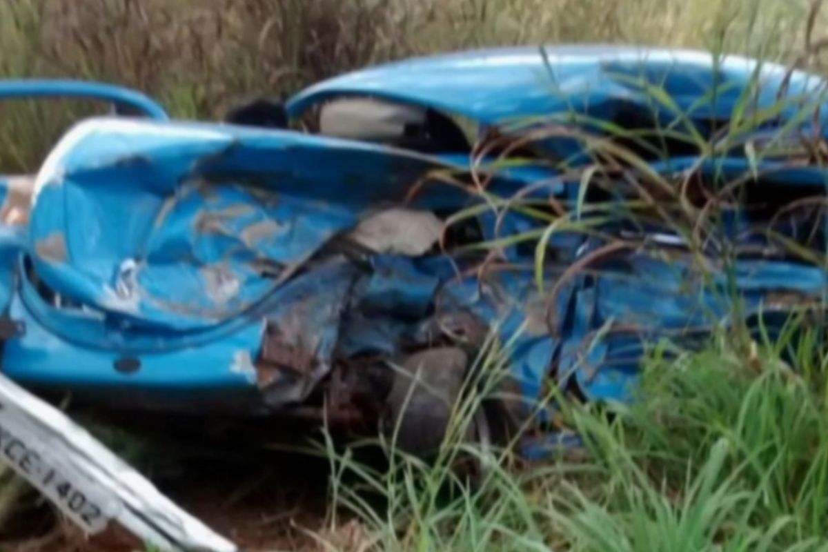 foto de fusca destruído após acidente em Anápolis