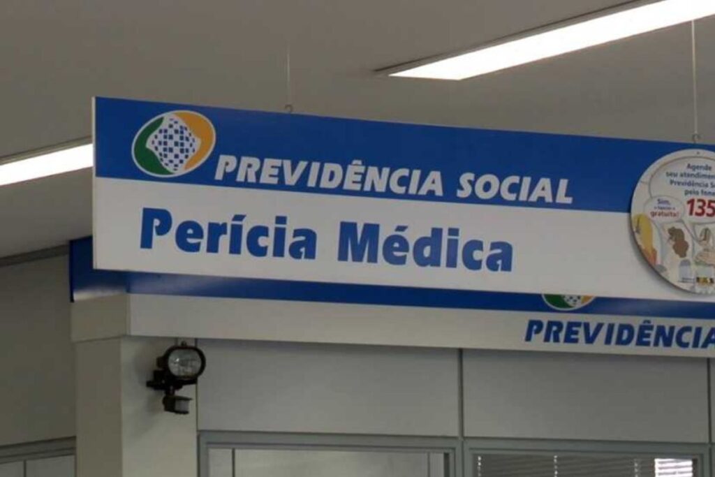 foto de placa da perícia médica do INSS, que analisa casos de aposentadoria por invalidez